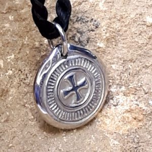 Collier avec pendentif rond en cristal