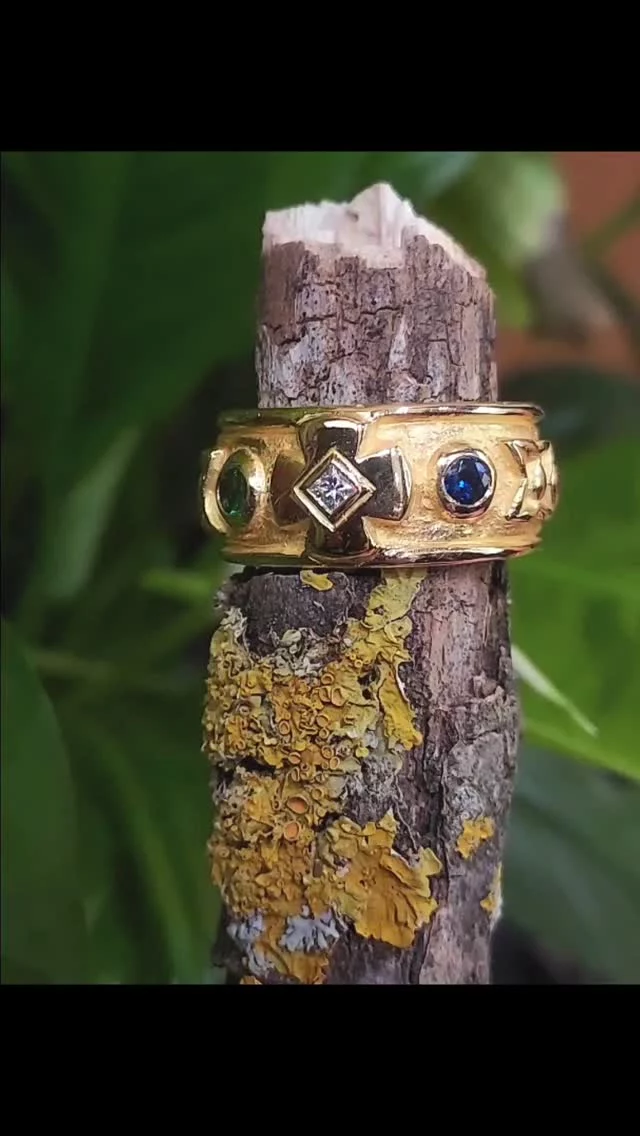 Bague homme dizainier croix pattée réalisée en pièce unique sur commande  dans mon atelier .Diamant ,rubis, saphir ,grenat vert,améthyste .#dizainier #decaderosary #religiousart #religiousring #symbolicring #symbolicart #symbolicjewelry #baguehomme #baguesurmesure #artisanatlyonnais #madeinfrance #madewithlove❤️ #creativejewelry #madeinlyon #madeinlyon #bijoulyon #artisandart #bijouxcreateur #bijousurmesure #bijoulyon #artisandart #creativejewelry #menrings #menwithclass #menaccessories #menring #menstylefashion #mengifts #menstyle #menfashion