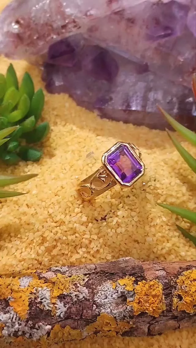 Améthyste de cliente montée sur notre anneau "masque d'Ainay" de notre collection art roman. Motif de feuillage en rinceaux . #amethyst #amethystring #amethist #amethyste #artisanatlyonnais #ainay  #madeinfrance #madewithlove❤️ #creativejewelry #madeinlyon #bijoulyon #artisandart #bijouxcreateur #bijousurmesure #bijouxlyon #artroman #saintmartindainay #artisandart #bijouamethyste #womenrings #womengoldjewellery #womenjewelry #womenfashion #womenaccessories #womenstyle
