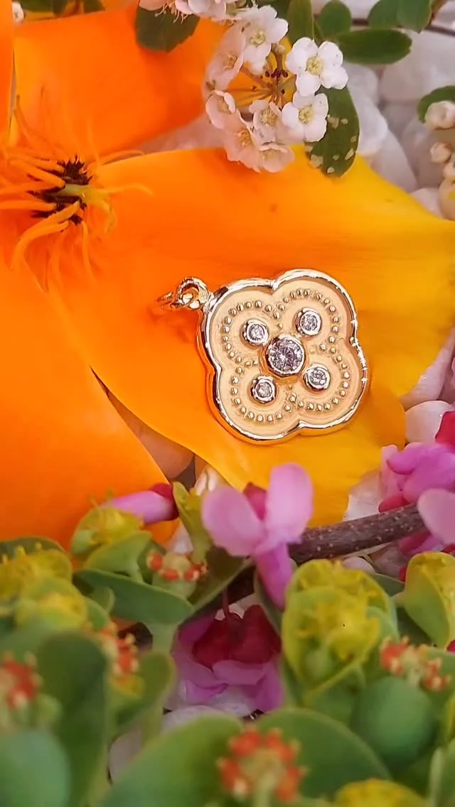 Création d 'une médaille  d ' inspiration médiévale avec utilisation de pierres de cliente , réalisée dans notre atelier en pièce unique . Or et diamants .#artisanatlyonnais #madeinfrance #madewithlove❤️ #creativejewelry #madeinlyon #bijoulyon #artisandart #artisandart #artisanatlyonnais #bijousurmesure #bijouxlyon #creationsurmesure #createurlyonnais #goldpendant #goldanddiamond #goldanddiamondpendant #artwork #artroman #médaille #medaille #medaillepersonnalisée #pendentif #pendentifs