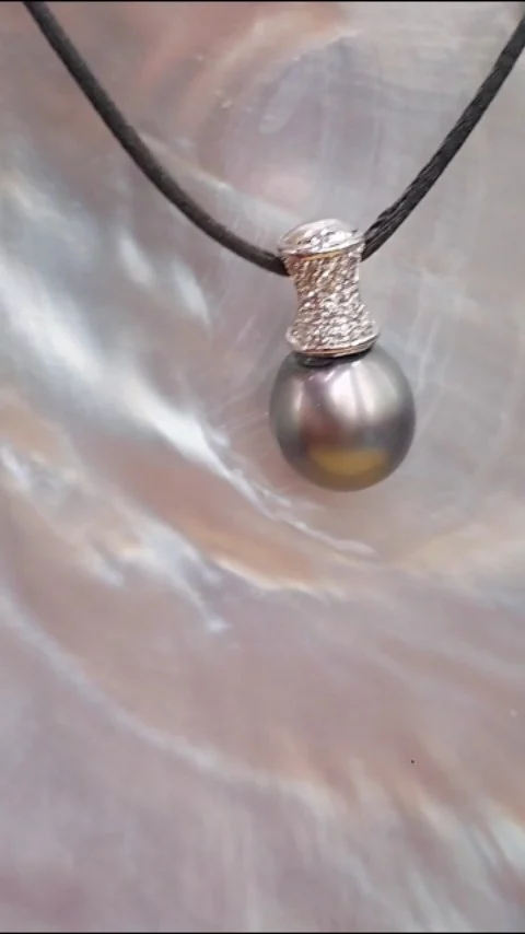 Pendentif perle de Tahiti montée sur un manchon d ' or blanc serti de diamants. Réalisé dans mon atelier : Histoires d Art 26  rue Paul Chenavard 69001 Lyon
#perle #perledetahiti #pendentifperle #tahitianpearls #tahitipearls #tahitipearlpendant #artisanatlyonnais #madeinfrance #madewithlove❤️ #creativejewelry #artisandart #bijouxcreateur #bijouperle #bijousurmesure #bijouxlyon