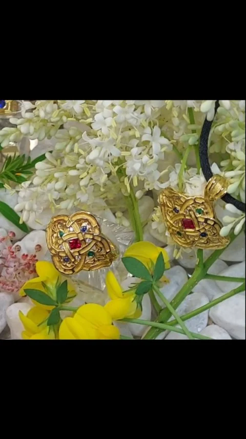Bonne fête à toutes les mamans .
#fetedesmeres #fetedesmamans #motherday #mothersdaygift #madeinfrance #madewithlove❤️ #madeinlyon #creativejewelry #artisandart  #bijouxcreateur #bijouxlyon #artroman #artromanic