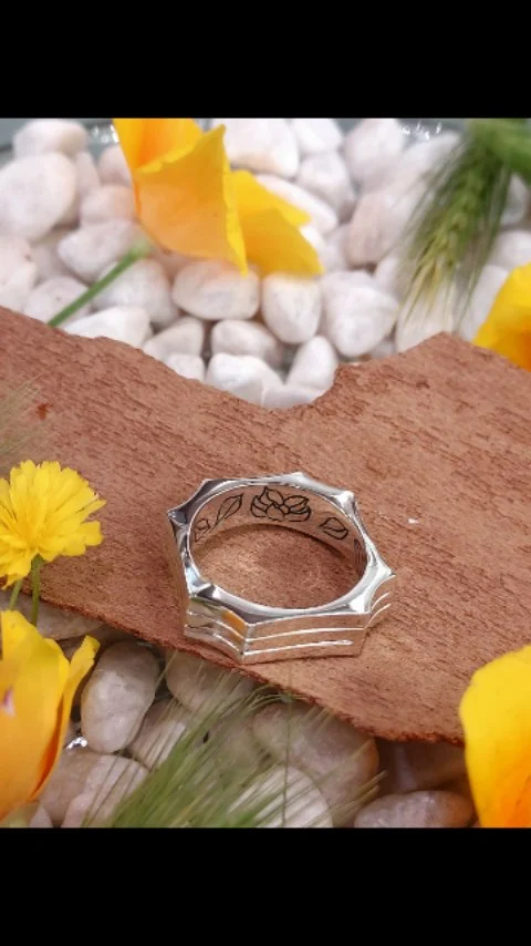 Anneau argent réalisé sur commande gravure personnalisée ,dessin du client . Gravure Humbert precision..#madeinfrance #madewithlove❤️ #madeinlyon #artisanatlyonnais #artisandart #bijoulyon #bijousurmesure #bijouxlyon #silverrings #silverjewelry #silvermanring #anneaux #baguesurmesure #bagueargent #baguehomme #manring #menrings #fashionring